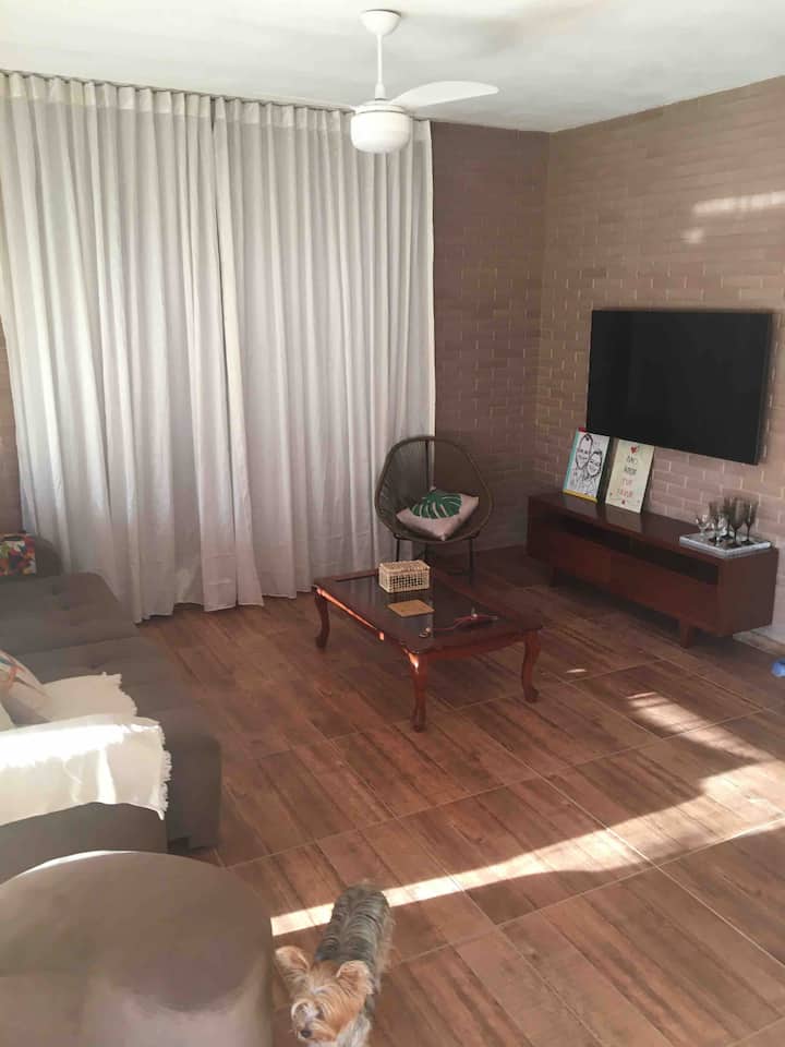 T.v 58 inches mpya, na upatikanaji wa Netflix, internet, Disney Plus kwa starehe yako.