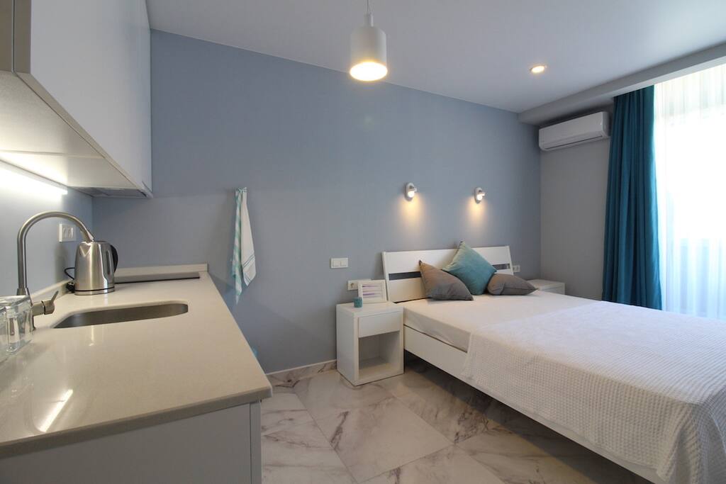 Queen size (160*200m) bed has a high quality orthopaedic mattress. All bed linen we have is from cotton, so there shouldn't be a risk of sweaty sleepless nights. Кровать размерам 160 * 200 м, имеет высококачественный ортопедический матрас. Все постельное белье из хлопка, поэтому ночью спать должно быть комфортно.