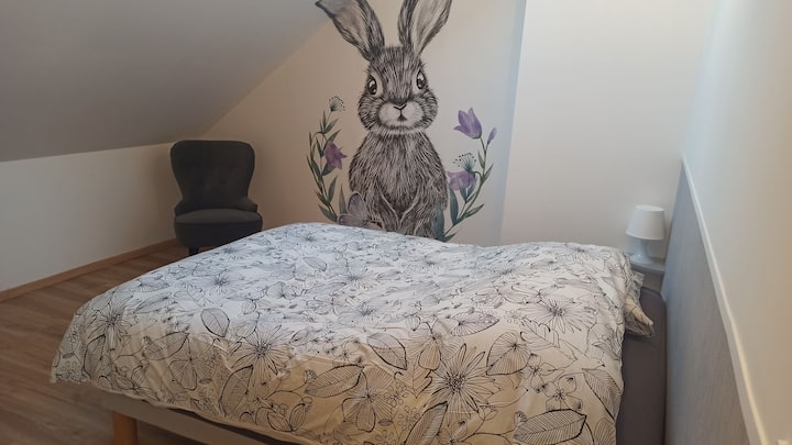 Konijnenkamer met kinderbedje 