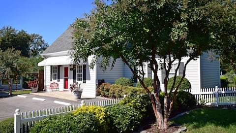 Top Airbnb: Cary Cottage 1BR 1BA Sleep 4 Private Safe Downtown in Cary