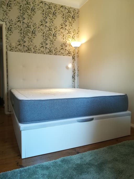 Wonderful bed and mattress (latex)