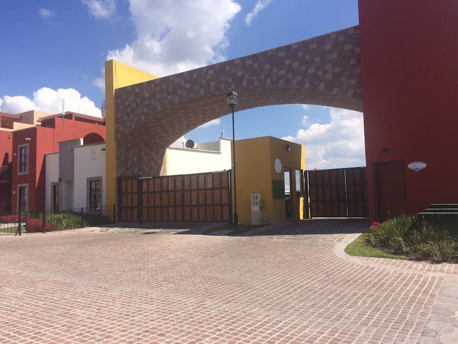 Entrada al Conjunto