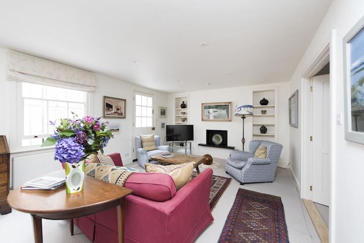 PERFECT KENSINGTON MEWS HOUSE – LUXURY FOR YOU –