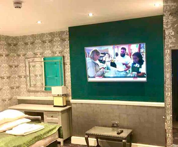 3 Bed/3 Bath Flat, Patio, AC, FibreOptic Wifi gallery image 3