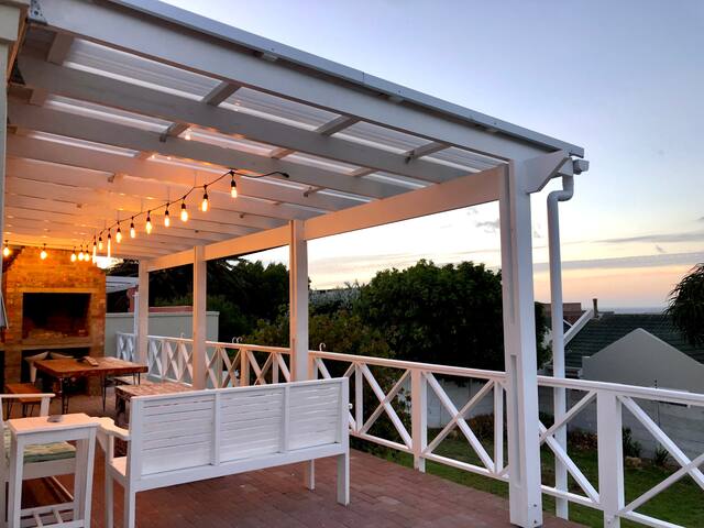 Tranquil home in mountains overlooking Noordhoek gallery image 4