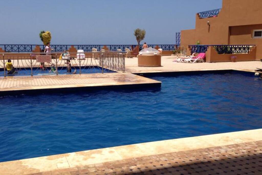 piscine pour adultes et une autre pour enfants