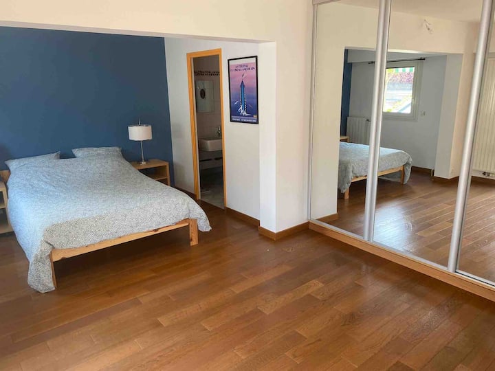 Საძინებელი 1 - ორადგილიანი საწოლი, კარადები და სააბაზანო (საშხაპე)