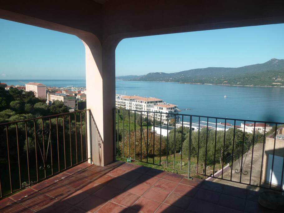 grande terrasse couverte en dur pour tous les repas en famille (à cause du méchant soleil)