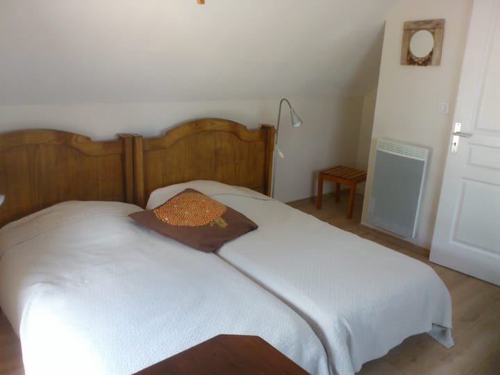 chumba cha kulala 1, 2 vitanda 90 ambavyo vinaweza kuletwa karibu