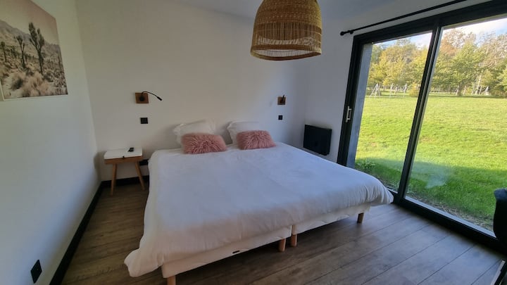 Spavaća soba s krevetom veličine 2 x 2 m i pogledom na vrt 
