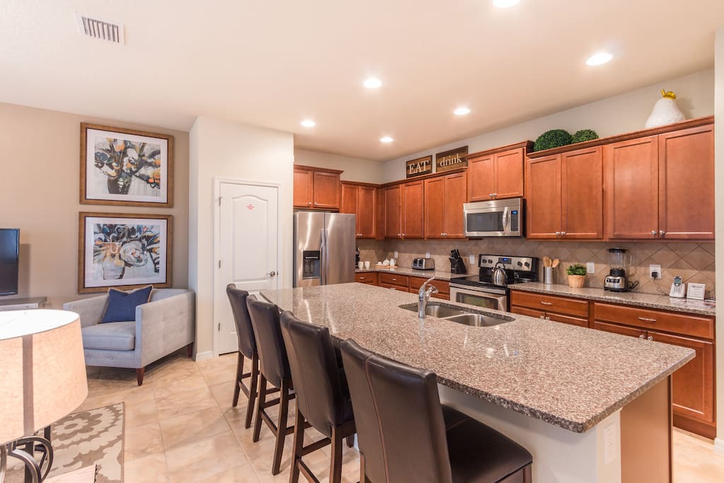 Fully equipped kitchen with breakfast bar