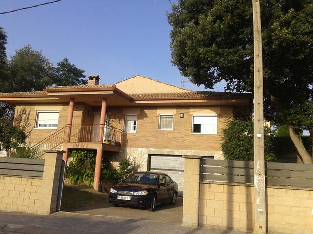 PRECIOSA CASA CON PISCINA Y AMPLIO JARDÍN. gallery image 3