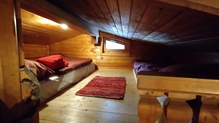 Drei weitere Schlafplätze. Ein Doppel, ein Einzelbett. Über eine stabile Holzleiter zu erreichen 