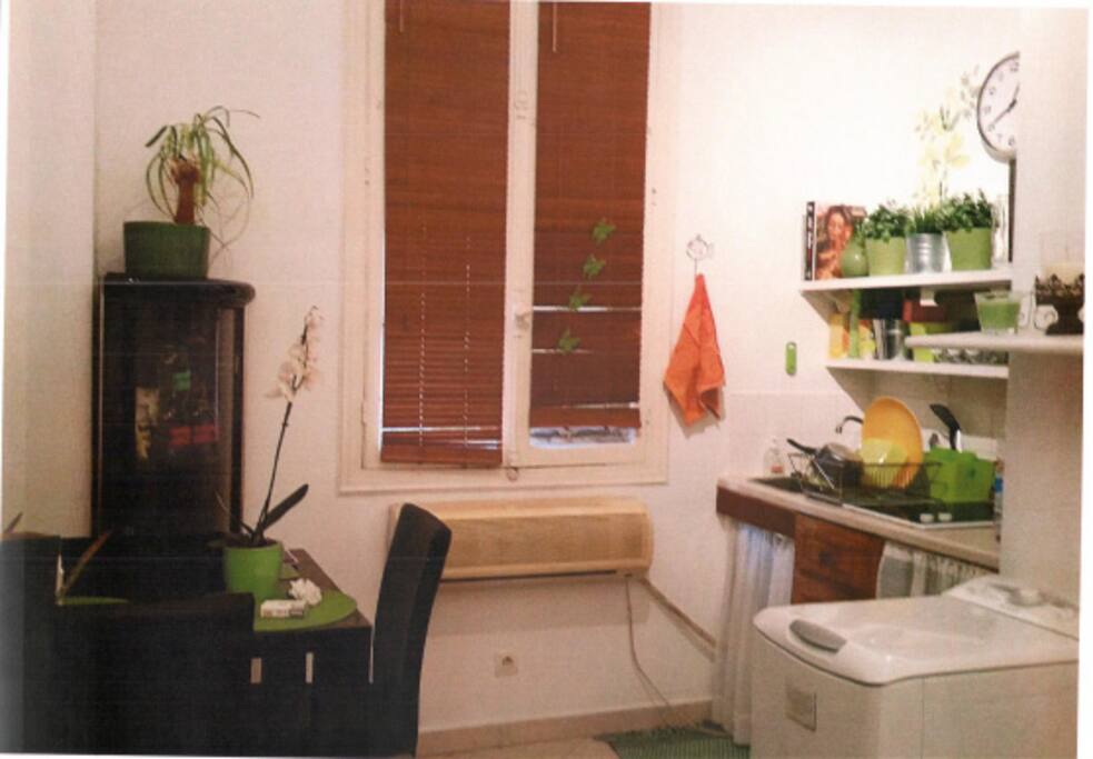 Zona cucina con tavolo 4 posti