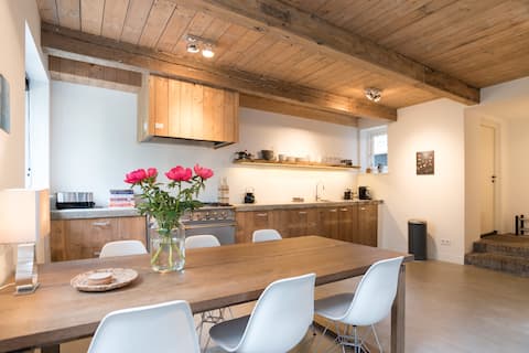 Free Parking •Self check-in •15 mins to Amsterdam