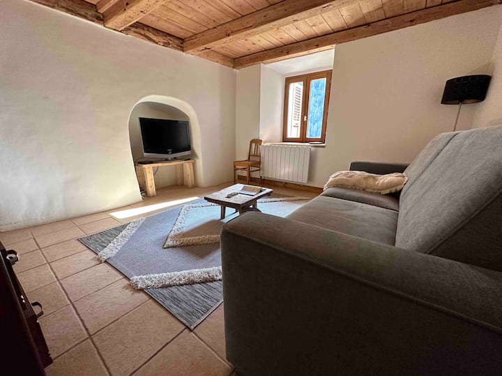 Პირველ სართულზე მდებარე მისაღები ოთახი, ასევე, შეიძლება გამოყენებულ იქნას მე-3 სართულად გასაშლელი დივნის წყალობით.