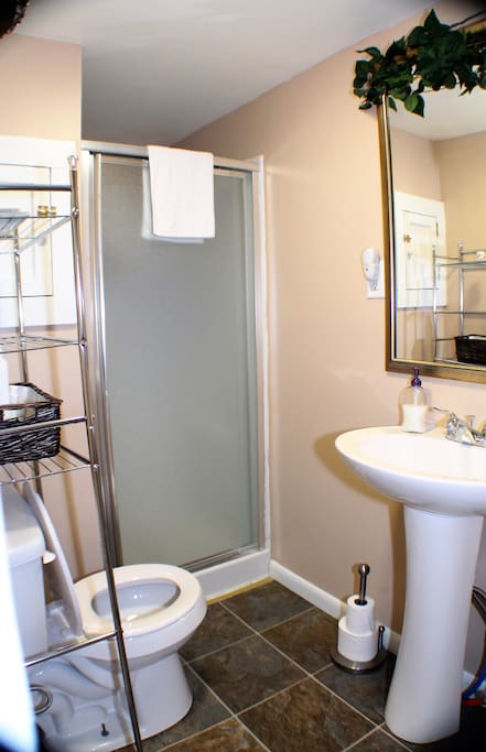 Private Bath in Colonial Room