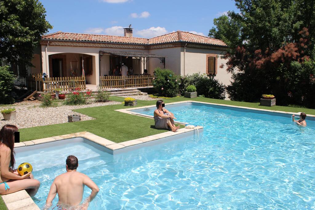 La piscine, le barbecue et une terrasse coté cuisine et salon de la maison.