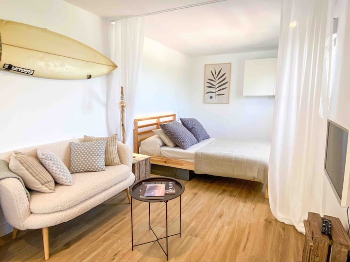 Living room / bedroom with double bed