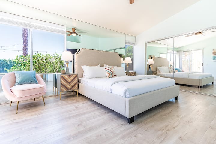 Chambre principale. Lit King Size, télévision (Netflix, Hulu, Disney+). Salle de bain attenante.