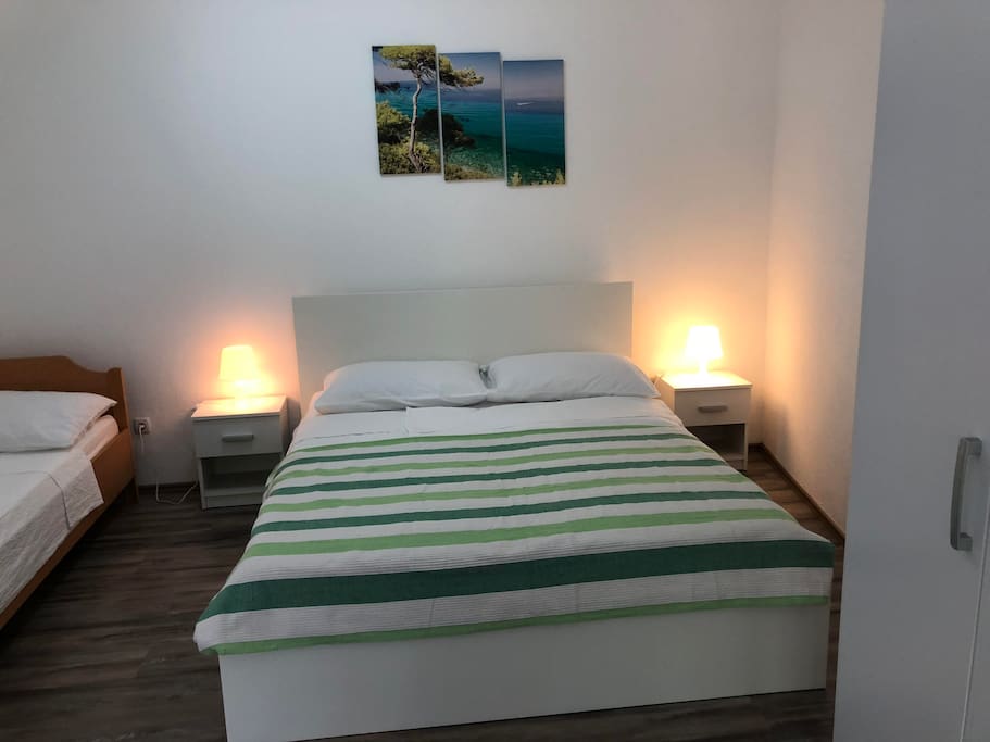 king size bed & single bed