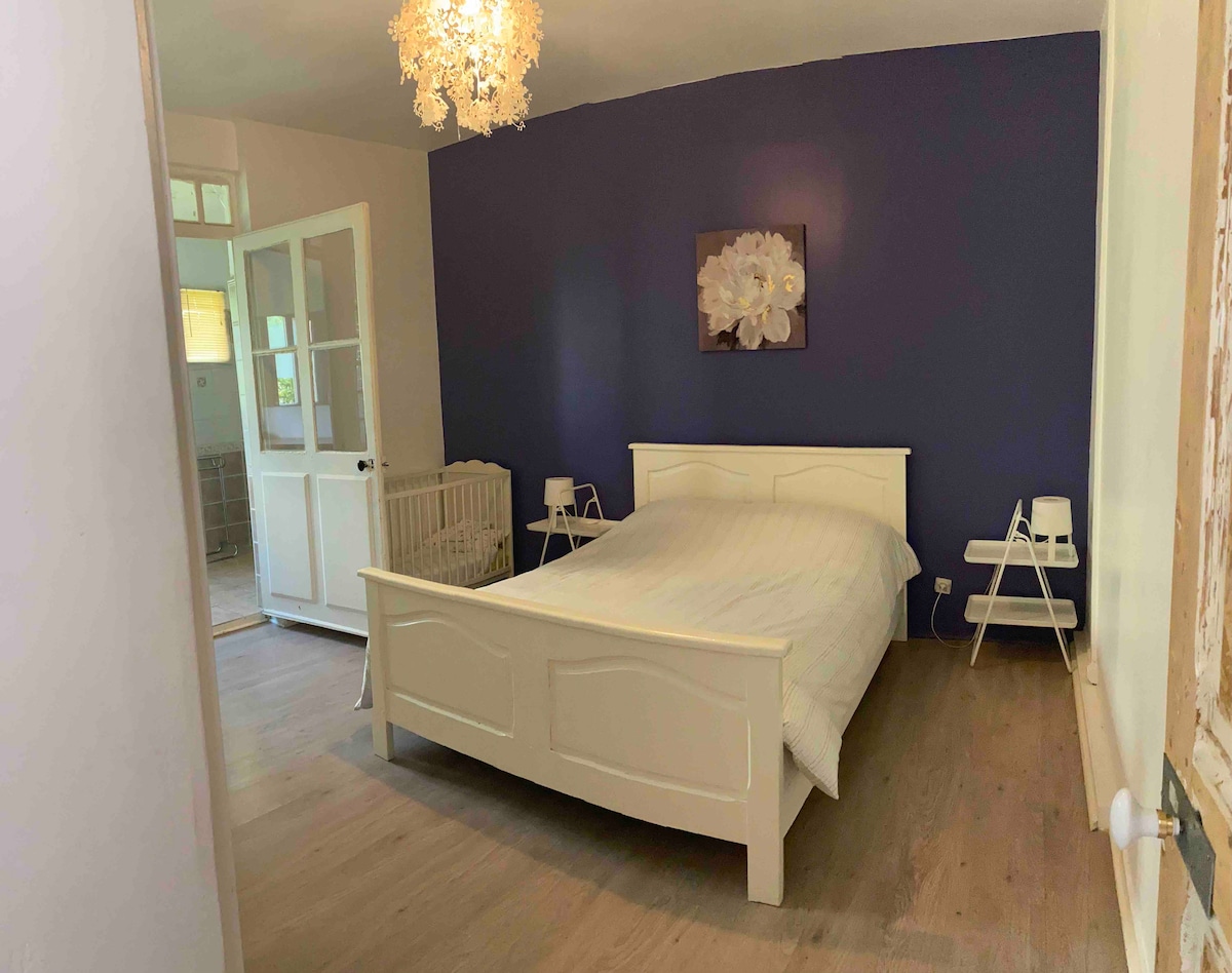 Habitación principal 
con cama de 140x200 
+ Cuna 60x120
Acceso cuarto de baño 