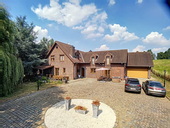 Spacious house of 500m2 6 hp.