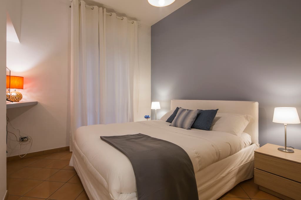 Double room with balcony.
Camera da letto matrimoniale con balcone.