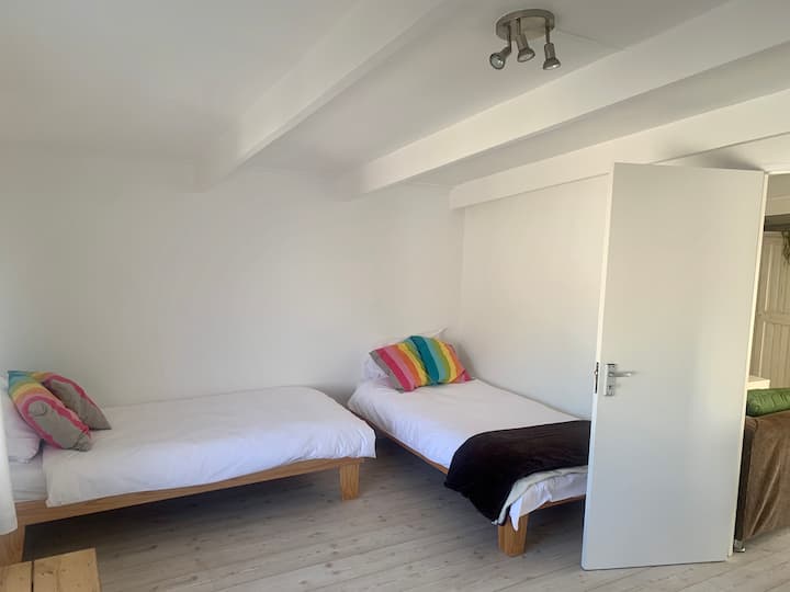 Cuarto dormitorio. Camas individuales. Junto a la sala de estar de arriba. 