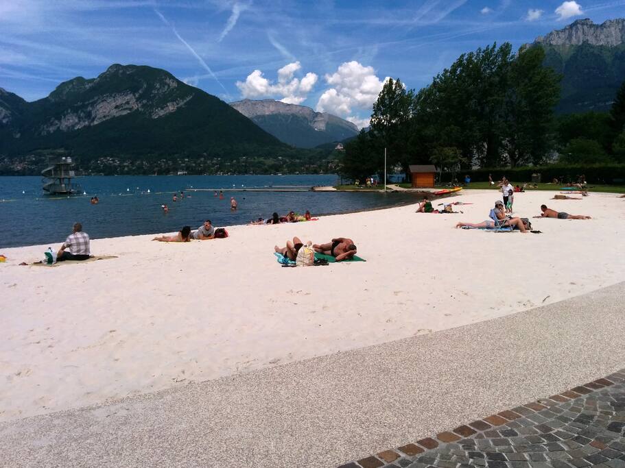 Nouveauté depuis mai 2016:
Plage de Saint Jorioz couverte de sable blanc fin comme sous les tropiques... à 10 minutes à pieds du logement. Unique autour du Lac d'Annecy