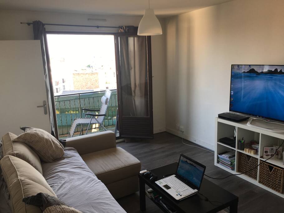 Télé 140 cm, possibilité de brancher son propre ordinateur pour travailler ou regarder un film.
(Internet Fibre optique)