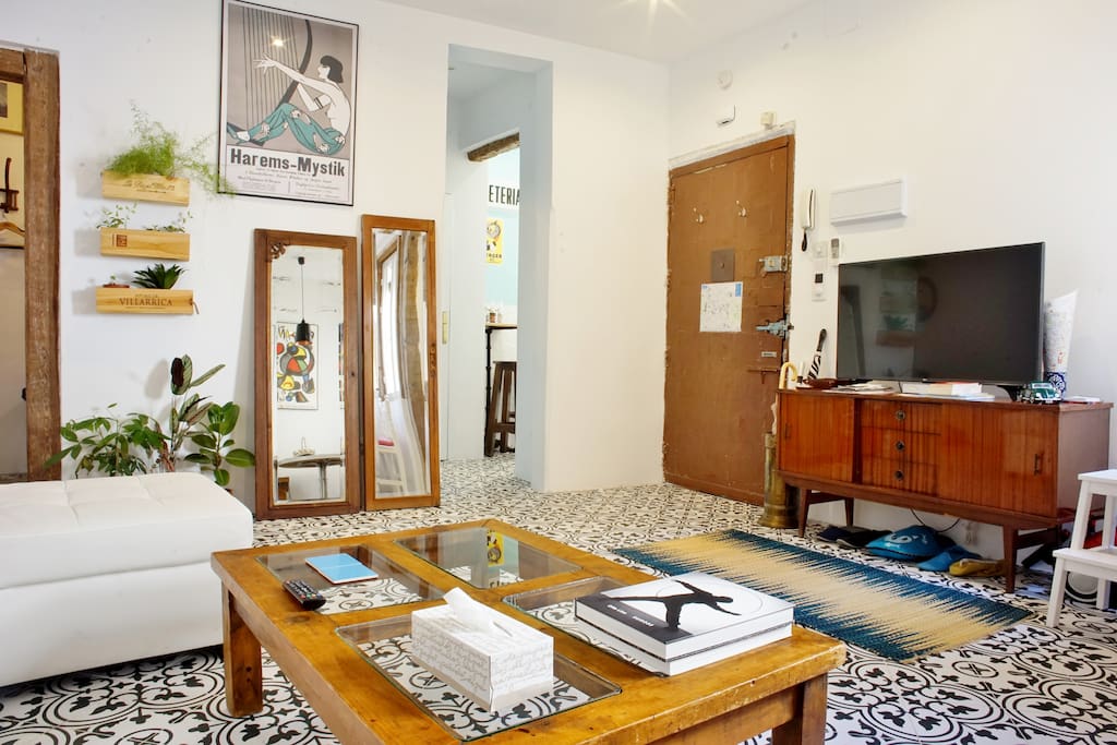 20m2 living room with all you need. TV, Spain guide, fast WIFI, A/C, confortable couch...