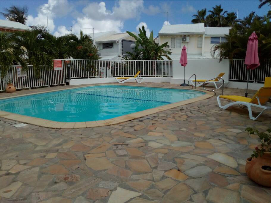 Une des 3 piscines de la résidence sécurisée