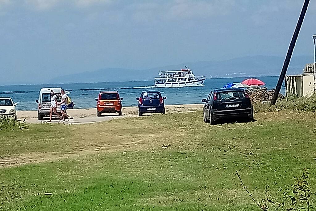 There is Waterbus service from Agia Triada, Neoi Epivates, Peraia to Thessaloniki