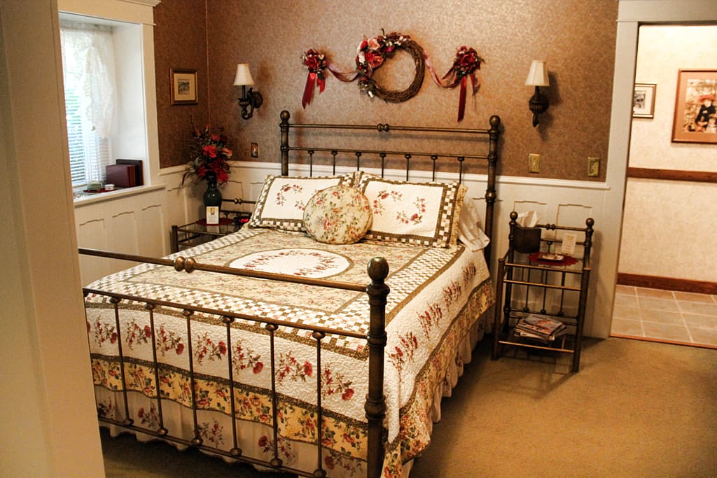 The Rose Room, queen bed