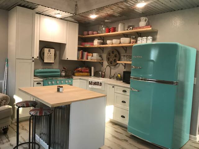 Cozy Retro Apartment Only Minutes from I-55