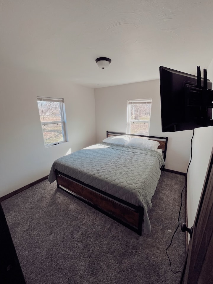 Kingsize slaapkamer met uitzicht op de deur