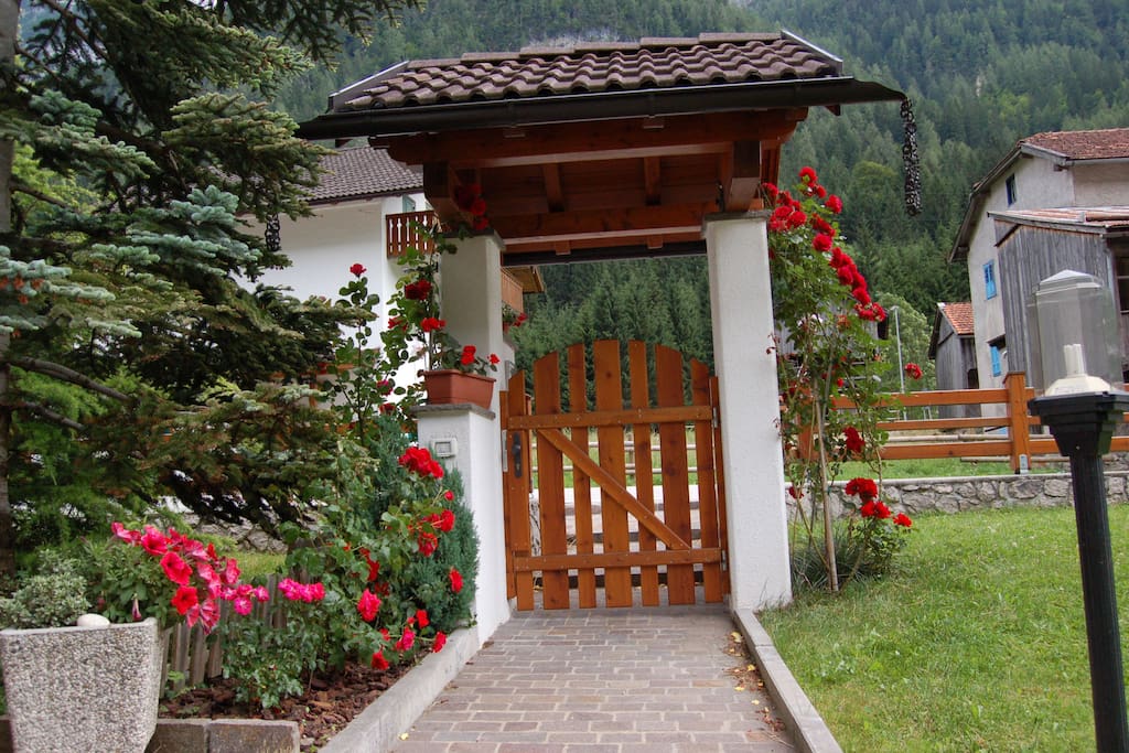 l'ingresso alla nostra casa e al nostro giardino