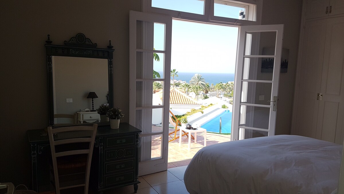 Habitación principal con fantásticas vistas a la piscina y al mar.