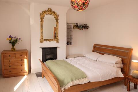 Gorgeous & Light Victorian Home - Free Parking!