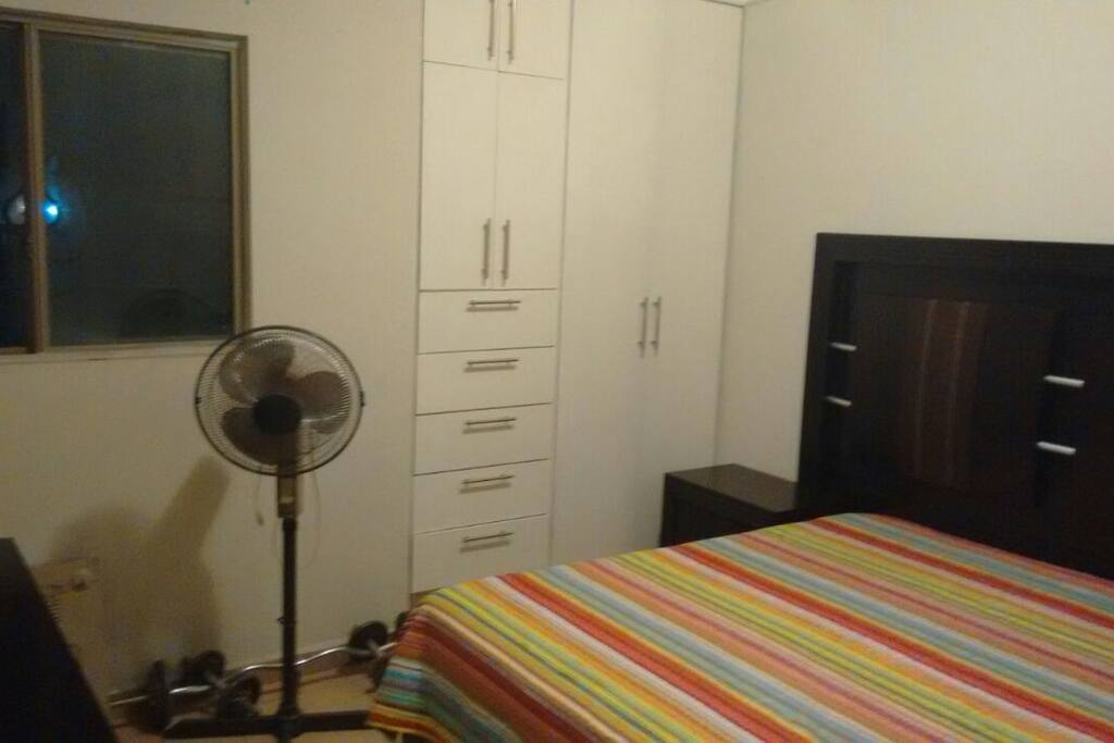 Confortable cama queen y closet
