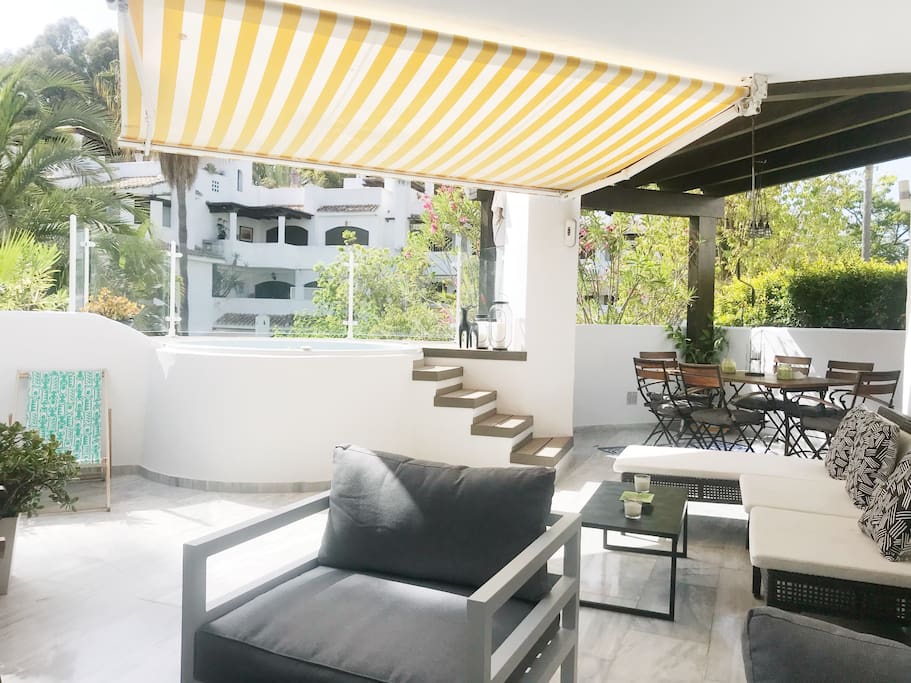 Large balcony with canopy/Terraza con toldo