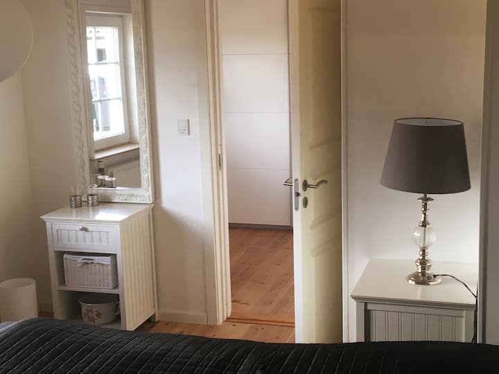 Una habitación pequeña en la extensión del dormitorio. 