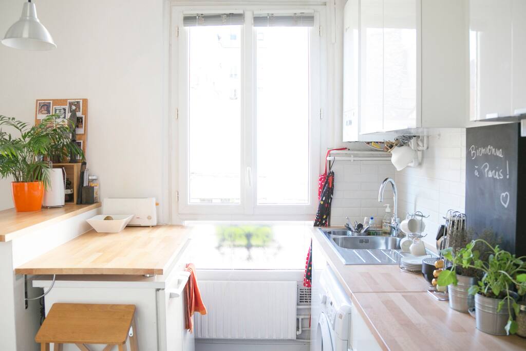 Cuisine spacieuse et lumineuse où il est agréable de cuisiner