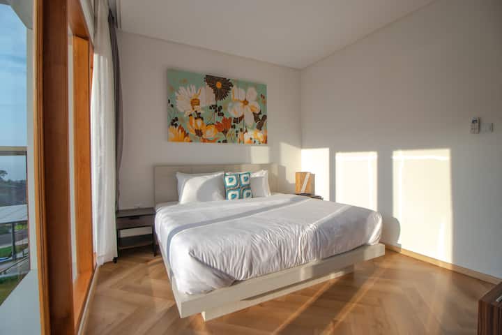 Nice Bedroom, dengan bed ukuran Super King Size (200 x 200 cm) 