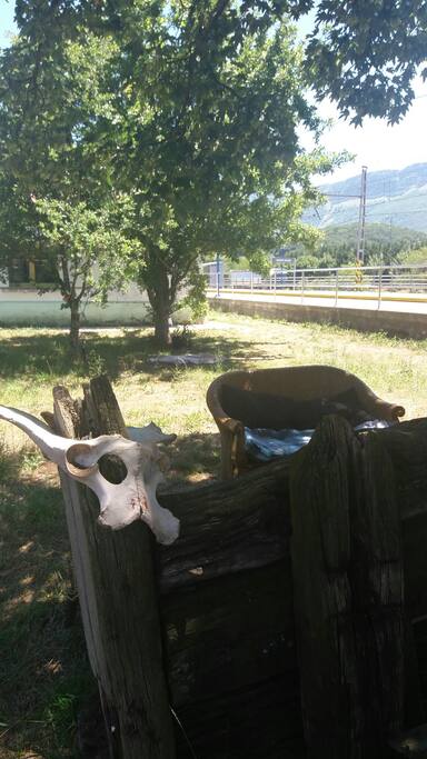 se puede disfrutar del jardin y las vistas en esta pequeña estancia ubicada a 10m de la caravana