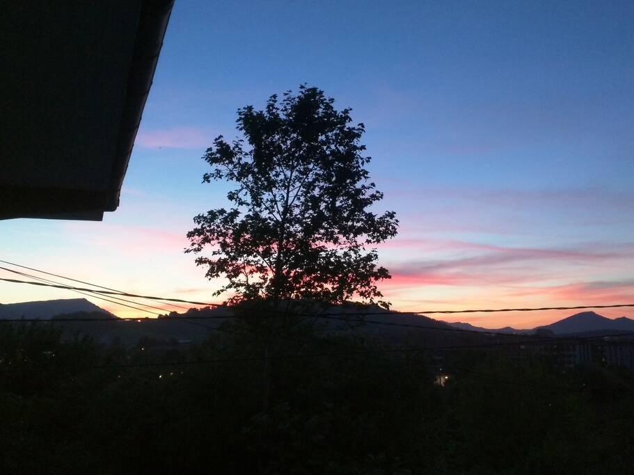 Aloha atardecer desde afuera, cocina y salón (junio-octubre)