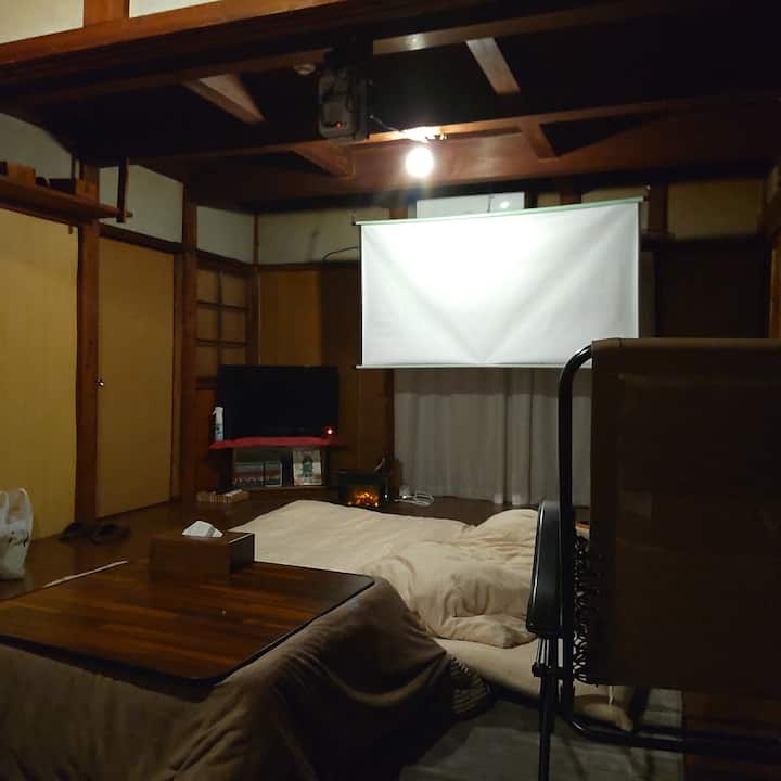 Une maison de théâtre à l'ancienne. Vous pouvez regarder vos images préférées tout en dormant sur le futon sur le grand écran.