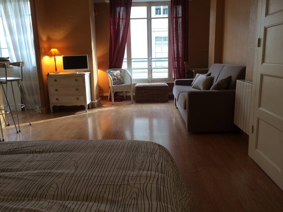 Vue sur l'appartement depuis le lit