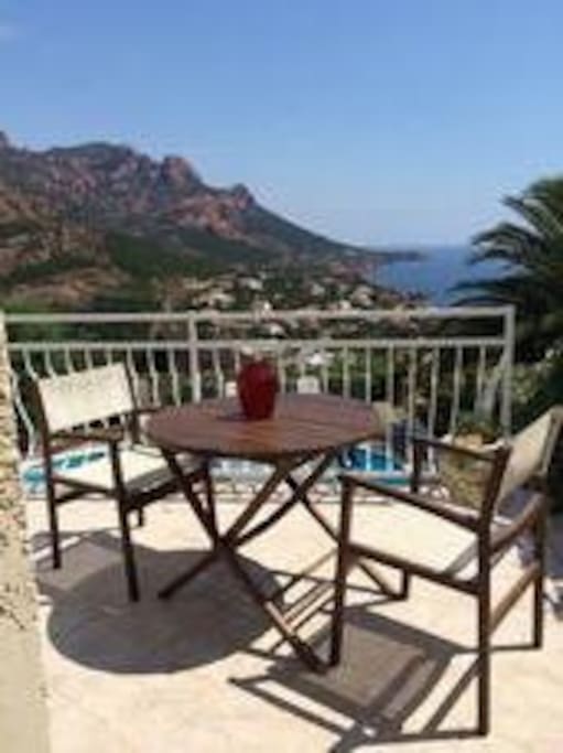 Vue sur la Méditerranée et les Îles de Lerins depuis le balcon